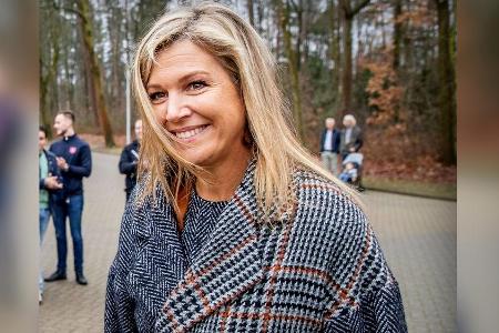 Königin Máxima der Niederlande im modischen Mantel.