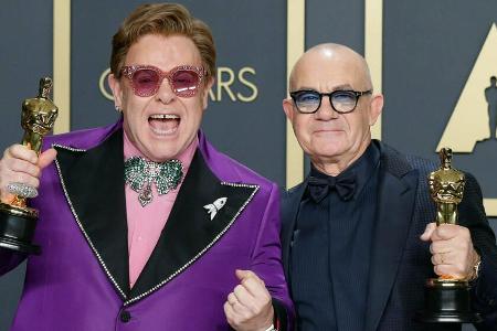 Elton John (l.) und Bernie Taupin freuen sich über ihren Oscar für den besten Filmsong