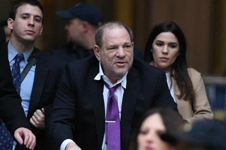 Harvey Weinstein (m.) vor Gericht in New York