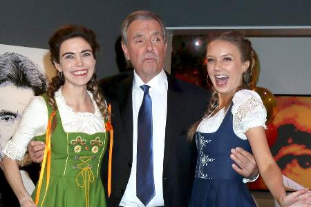 Dirndl in Hollywood: An der Seite von Eric Braeden präsentieren sich (v.l.) Amelia Heinle und Melissa Ordway in Tracht