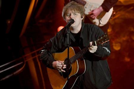 Lewis Capaldi singt sich mit großen Gefühlen in die Herzen seiner Fans.