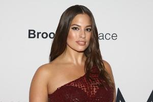Ashley Graham hat kein Problem mit ihrem Körper und zeigt ihre Dehnungsstreifen