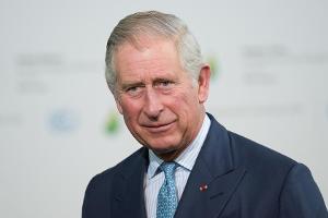 Prinz Charles beweist bei einer Führung durch eine Schneiderei Humor