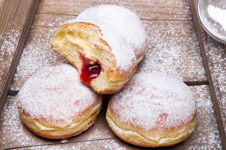 Krapfen, oder auch Berliner genannt, gehören zu den absoluten Klassikern an Karneval.