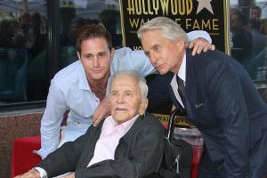 Kirk Douglas mit seinem Sohn Michael (r.) und dessen Sohn Cameron
