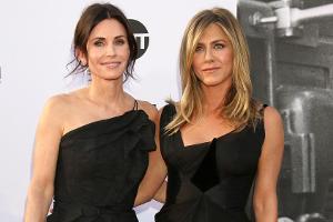 Courteney Cox und Jennifer Aniston (r.) auf dem roten Teppich bei einer Preisverleihung 2018