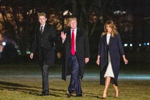 Familie Trump vor dem Weißen Haus