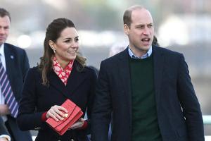 Prinz William und Herzogin Kate spazieren an der Promenade entlang