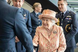 Queen Elizabeth II. beim Besuch eines Stützpunktes der britischen Luftstreitkräfte