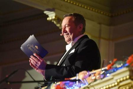 Roland Kaiser führte beim SemperOpernball durch den Abend.