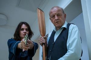 "Wilsberg: Wellenbrecher": Tanja Steinthal (Stephanie Eidt) und Georg Wilsberg (Leonard Lansink) haben sich gewappnet