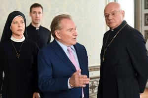 "Um Himmels Willen: Loslassen": Schwester Hanna (Janina Hartwig) will wissen, was Wöller (Fritz Wepper, 2.v.r.) und Weihbisc...