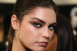 Ein Model auf der New Yorker Fashion Week präsentiert ihr Make-up