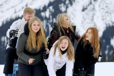 König Willem-Alexander und Königin Máxima mit ihren Töchtern, den Prinzessinnen Amalia, Ariane und Alexia am Arlberg (v.l.n.r.)