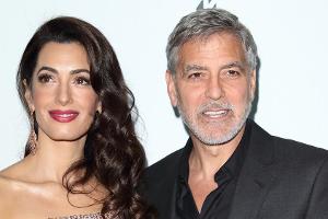 Amal und George Clooney bei einem Event.