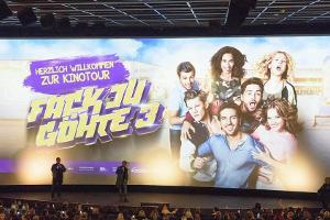 Elyas M'Barek (Mitte) bei einem Sreening des Kinofilms "Fack Ju Göhte 3" im Jahr 2017.