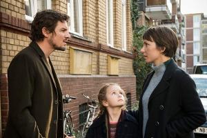 "Weil du mir gehörst": Tom (Felix Klare) und Julia (Julia Koschitz) geraten in Streit, weil er Anni (Lisa Marie Trense) zu s...