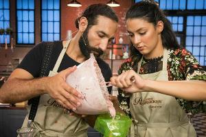 Von wegen Konkurrenzdenken: Massimo Sinató und Rebecca Mir haben sich bei den Aufgaben in "Das große Promibacken" gegenseiti...