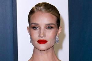 Rosie Huntington-Whiteley mit strengem Dutt im Sleek-Look