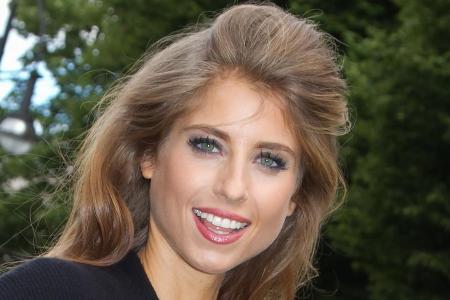 Cathy Hummels freut sich über ihre Figur.