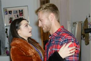 "GZSZ": Emily ist froh, Paul wieder in ihre Arme schließen zu können.