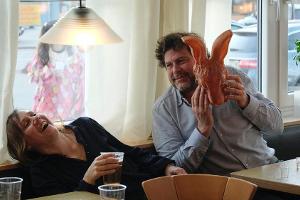 Franziska Tobler (Eva Löbau) und Friedemann Berg (Hans-Jochen Wagner) feixen während der Fasnacht.