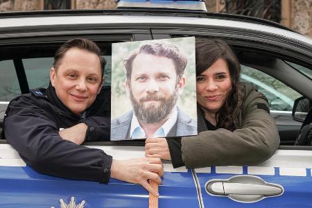 Arndt Schwering-Sohnrey (Lupo, l.), ein Plakat von Christian Ulmen (Lessing) und Nora Tschirner (Kira Dorn)