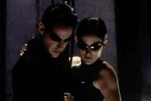 Keanu Reeves als Neo und Carrie-Anne Moss als Trinity in "Matrix".