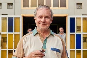 "Endlich Witwer": Georg Weiser (Joachim Król) steht beglückt vor einer Kirche