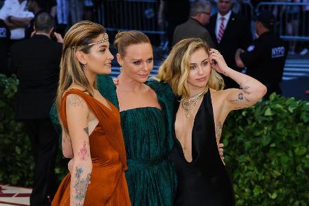 Paris Jackson, Stella McCartney und Miley Cyrus bei der Met Gala im Mai 2018