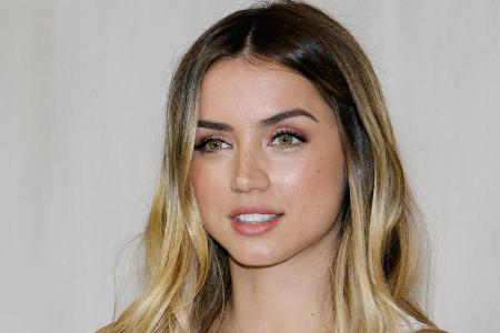 Hin und wieder verliebt sich Bond-Girl Ana de Armas in ihre Co-Stars am Set