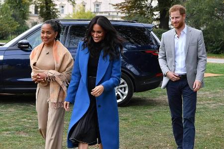 Herzogin Meghan (m.), ihre Mutter Doria und Prinz Harry auf einem Event im vergangenen Jahr