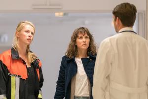 "Marie fängt Feuer: Lügen und Geheimnisse": Ein Arzt unterrichtet Kati (Kathrin von Steinburg, M.) und Marie (Christine Eixe...