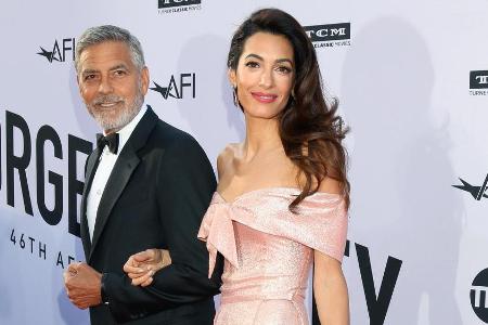 Sie hat ihn fest im Griff: Amal Clooney (r.) verbietet ihrem George (l.) nach einem Unfall das Motorradfahren