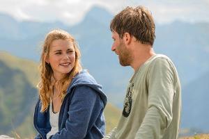 "Daheim in den Bergen: Liebesleid": Julia (Anna Hausburg) wartet darauf, dass Frederik (Merlin Leonhardt) endlich die Initia...