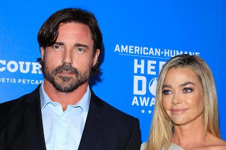 Denise Richards' (r.) Ehemann Aaron Phypers (l.) will ihre jüngste Tochter adoptieren