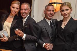 Victoria Swarovski (li.) und Caro Daur (re.) nehmen die Brüder Dean und Dan Caten in ihre Mitte