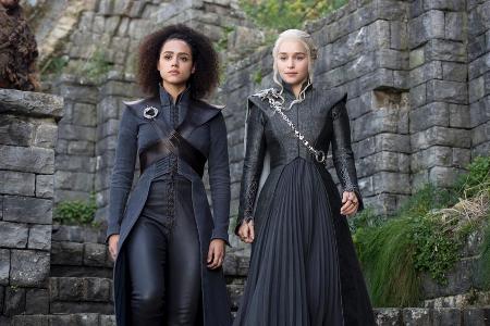 Nathalie Emmanuel (l.) neben Emilia Clarke in 