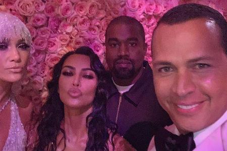 Im pinken Feder-Rosen-Meer: J.Lo, Kim Kardashian, Kanye West und Alex Rodriguez (v. l. n. r.)