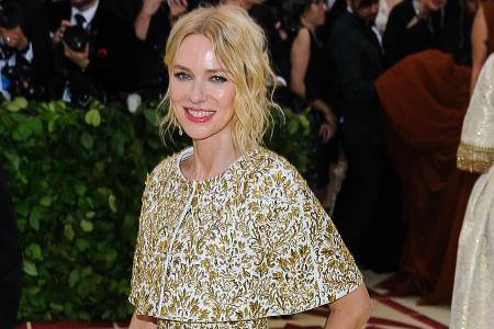 So elegant war sie letztes Jahr, doch dieses Jahr wurde Naomi Watts nicht zur Met Gala eingeladen