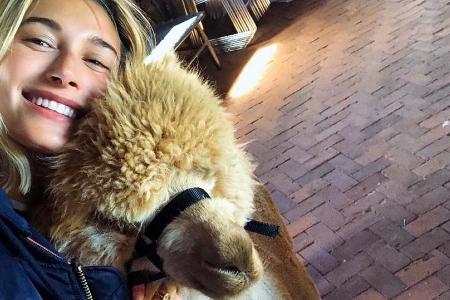 Hailey Bieber mit einem süßen Alpaka im 