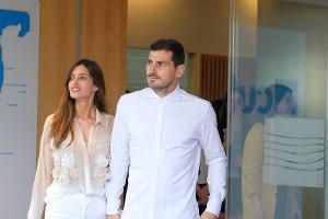 Iker Casillas verlässt mit seiner Frau Sara Carbonero wenige Tage nach seinem Herzinfarkt die Klinik