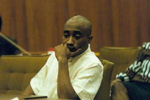 Tupac Shakur während eines Prozesses - der Rapper wurde von Regisseur Allen Hughes verklagt