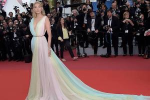 Elsa Hosk trug in Cannes ein elegantes Chiffon-Kleid
