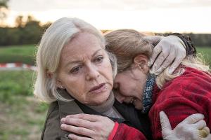 "Landkrimi: Grenzland": Chefinspektorin Elfriede Jandrasits (Brigitte Kren, l.) tröstet Renates Mutter Maria Horvath (Magdal...