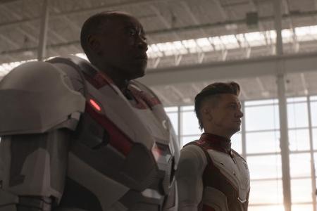 James Rhodes alias War Machine (Don Cheadle, l.) und Clint Barton alias Hawkeye (Jeremy Renner) brechen mit 