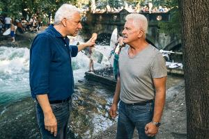 Franz Leitmayr (Udo Wachtveitl, l.) und Ivo Batic (Miroslav Nemec) ermitteln an der berühmten Münchner Eisbach-Welle