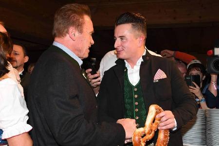 2017 hatten sich die beiden schon einmal getroffen - jetzt haben sie zusammen einen Song aufgenommen: Arnold Schwarzenegger ...