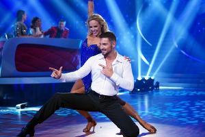 Hier müssen die Schmerzen schon da gewesen sein: Benjamin Piwko und Profitänzerin Isabel Edvardsson nach ihrem Auftritt