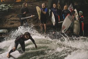 Surf-Szene aus dem "Tatort: Die ewige Welle" aus München